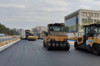 东莞市政道路沥青摊铺施工现场