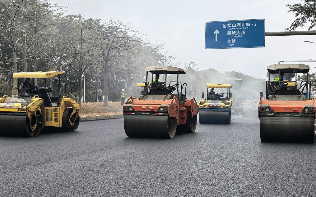 东莞松山湖市政道路沥青摊铺施工